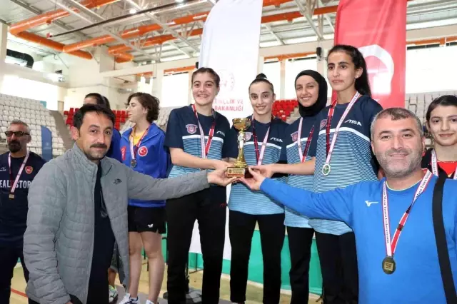 Masa tenisinde dereceye giren takımlara kupaları ve madalyaları verildi