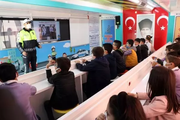 Mobil Trafik Eğitim TIR'ı Van'da