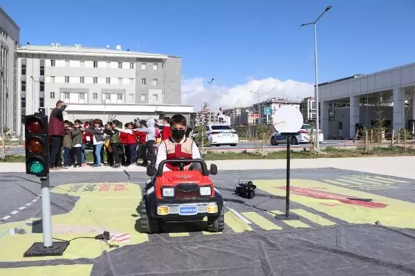 Mobil Trafik Eğitim TIR'ı Van'da