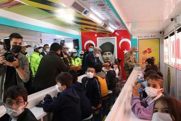 Mobil Trafik Eğitim TIR'ı Van'da