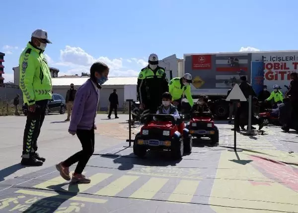 Mobil Trafik Eğitim TIR'ı Van'da