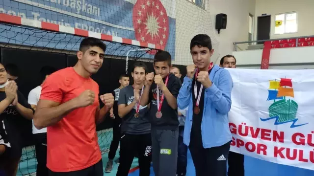 Muaythai turnuvasında şampiyon olan sporcular mahallelerinde davul zurnayla karşılandı