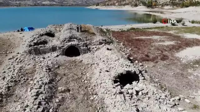 Sular çekilince ortaya çıkan Altınapa Hanı bütün aksiliklere karşın ayakta