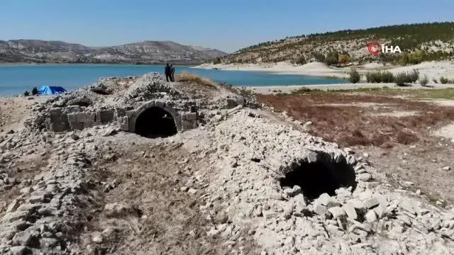 Sular çekilince ortaya çıkan Altınapa Hanı bütün aksiliklere karşın ayakta