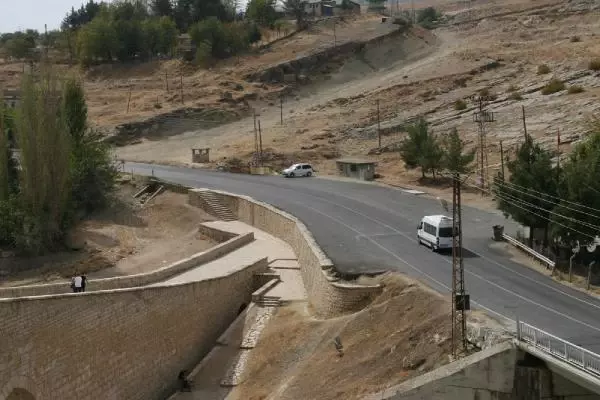 TARİHİ KÖPRÜNÜN YANINA SONRADAN İNŞA EDİLEN KÖPRÜNÜN KALDIRILMASINI İSTİYORLAR