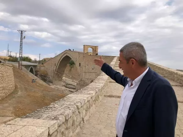TARİHİ KÖPRÜNÜN YANINA SONRADAN İNŞA EDİLEN KÖPRÜNÜN KALDIRILMASINI İSTİYORLAR