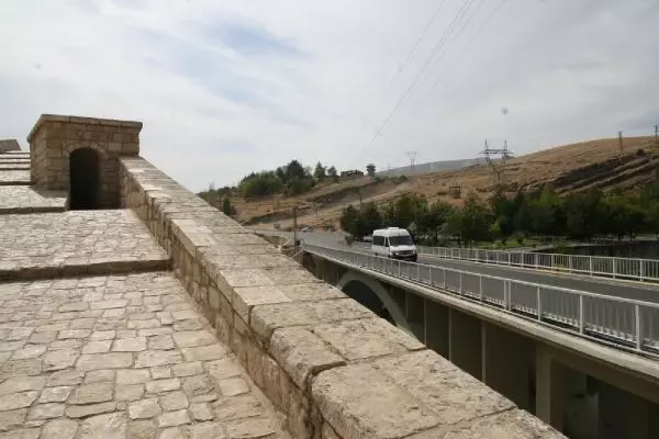 TARİHİ KÖPRÜNÜN YANINA SONRADAN İNŞA EDİLEN KÖPRÜNÜN KALDIRILMASINI İSTİYORLAR