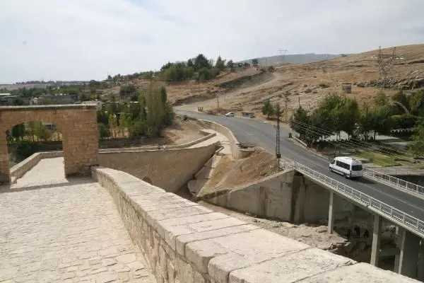 TARİHİ KÖPRÜNÜN YANINA SONRADAN İNŞA EDİLEN KÖPRÜNÜN KALDIRILMASINI İSTİYORLAR