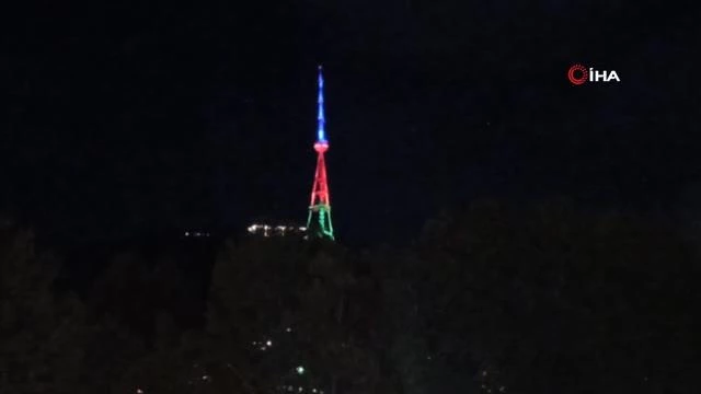 Tiflis'te Televizyon Kulesi Azerbaycan bayrağının renkleriyle aydınlatıldı