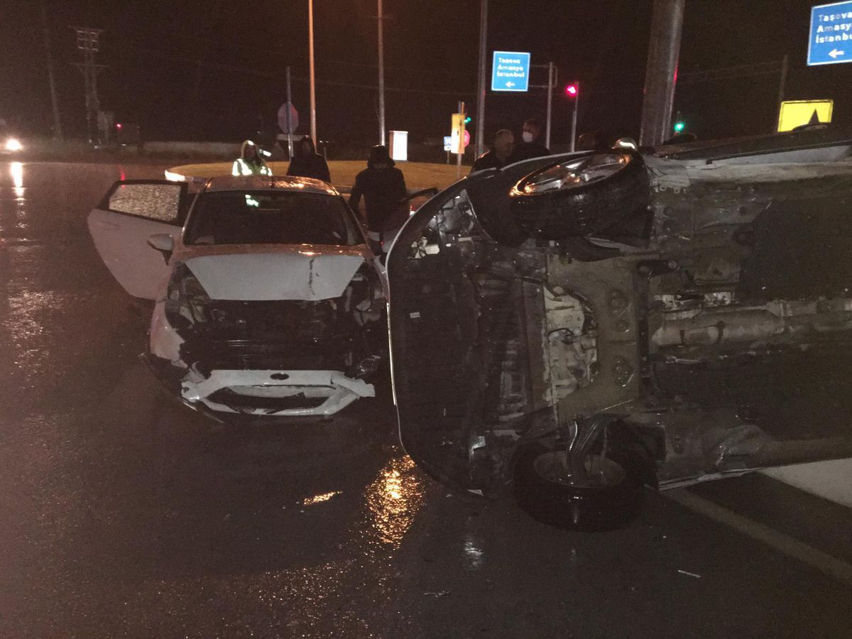 Tokat'ta iki otomobil çarpıştı, 5 kişi yaralandı