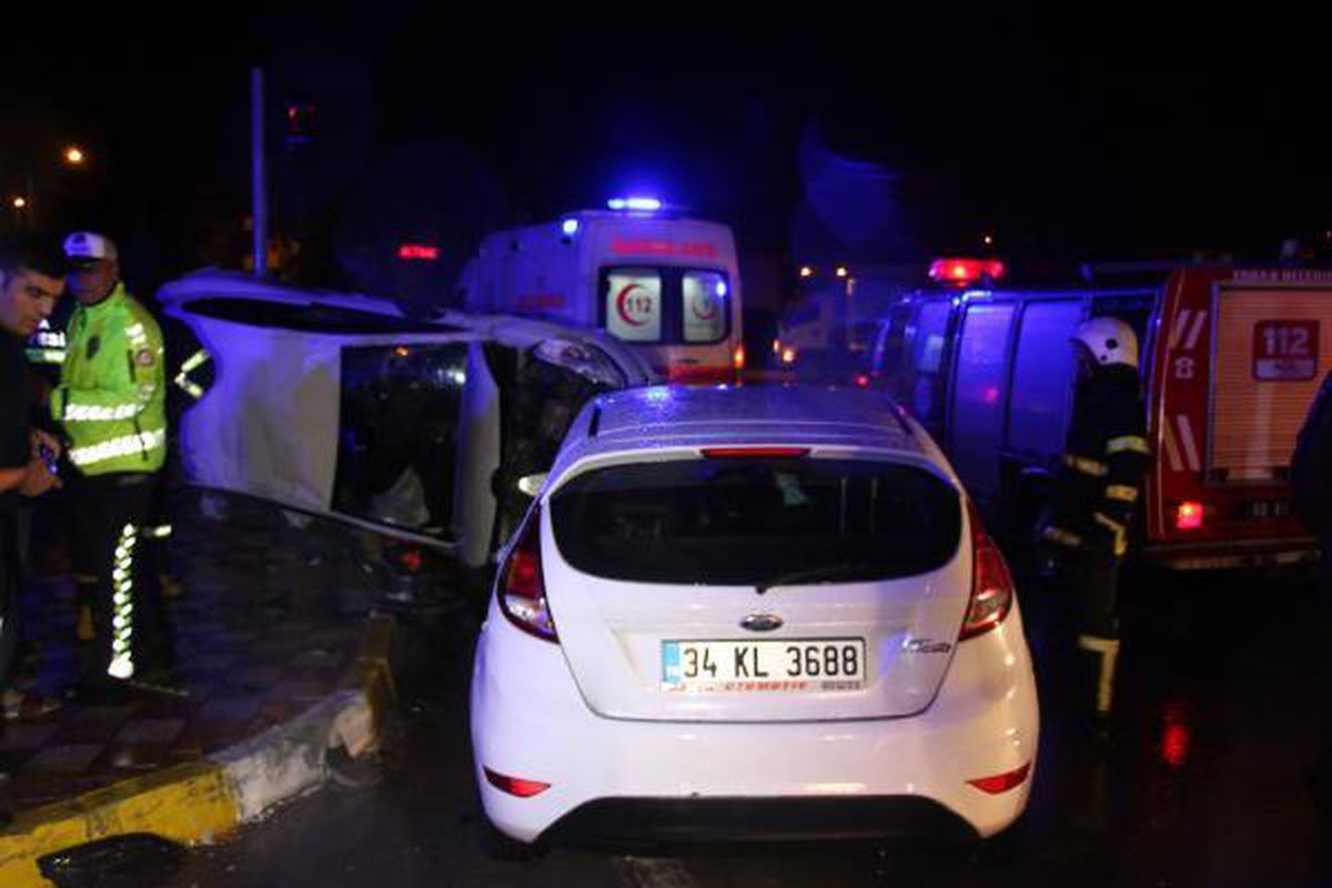 TOKAT'TA İKİ OTOMOBİL KAVŞAKTA ÇARPIŞTI: 5 YARALI
