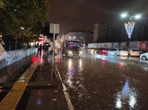 Van'da sağanak yağış etkili oldu