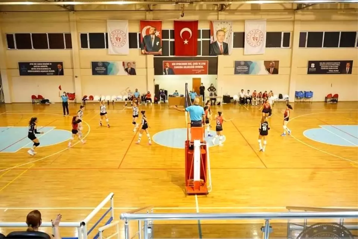 Voleybolda Ayvalık kazandı