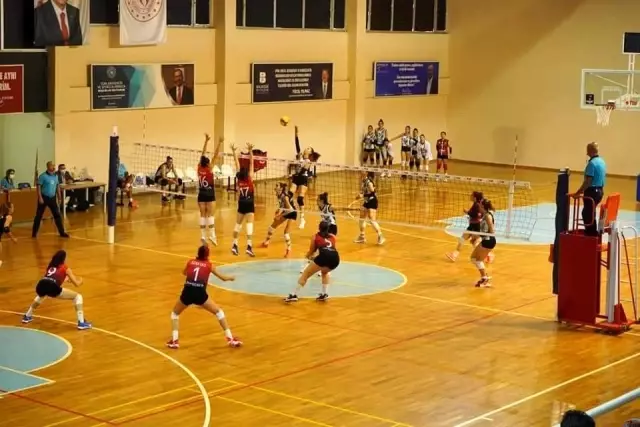 Voleybolda Ayvalık kazandı