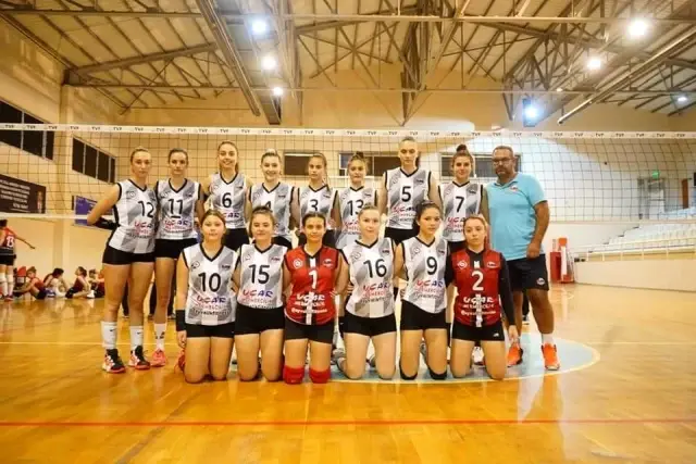Voleybolda Ayvalık kazandı