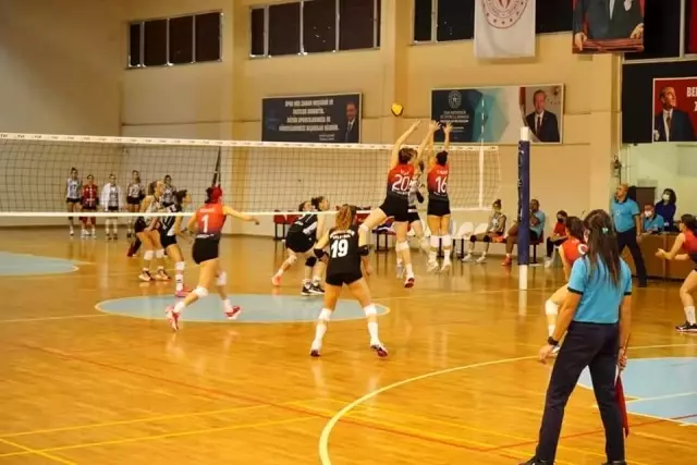 Voleybolda Ayvalık kazandı