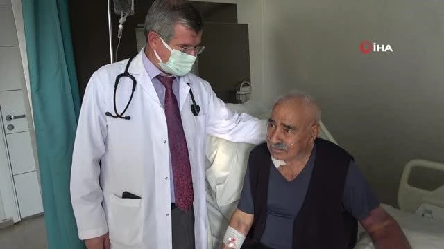 87 yaşındaki hastanın 5 damarı tek seansta açıldı