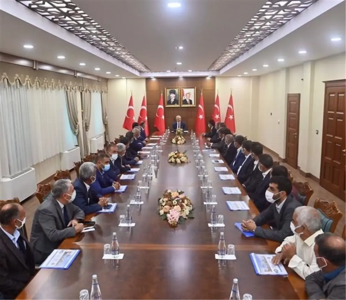 Diyarbakır Valisi Karaloğlu, muhtarlarla bir araya geldi