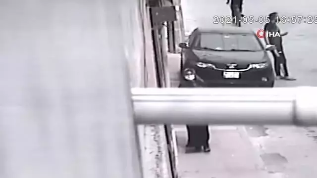 Evlerden hırsızlık yapan kadın, önce güvenlik kamarasına ardından polise yakalandı