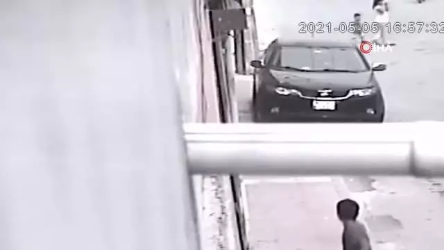 Evlerden hırsızlık yapan kadın, önce güvenlik kamarasına ardından polise yakalandı