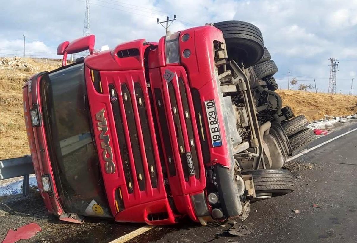 İran'dan gelen tır Tatvan'da devrildi: 1 yaralı