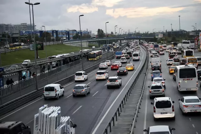Trafik yoğunluğu yaşanıyor