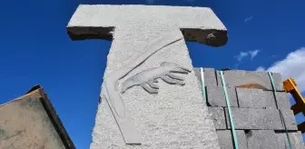 ŞANLIURFA - İki taş ustası, Göbeklitepe'nin sembolü dikili taşın replikasını yaptı