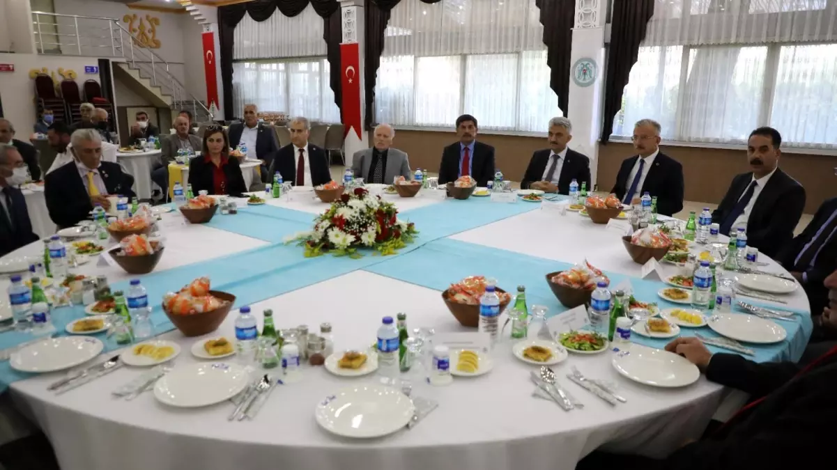 Sayın Valimiz, Muhtarlar ile Yemekli Programda Bir Araya Geldi