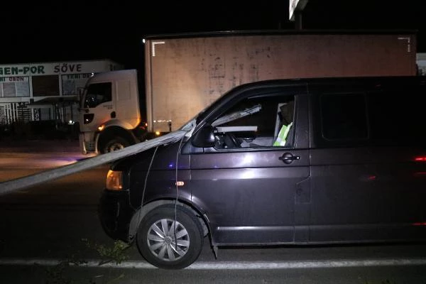 Tırın devirdiği elektrik direği, gerisi arkasına iki araca çarptıktan sonra minibüsün ön camından girdi