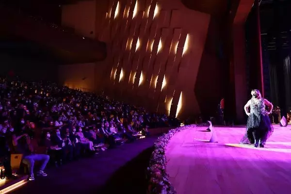 'Uluslararası Denizli Cam Bienali'nde cam giysi defilesine yoğun ilgi