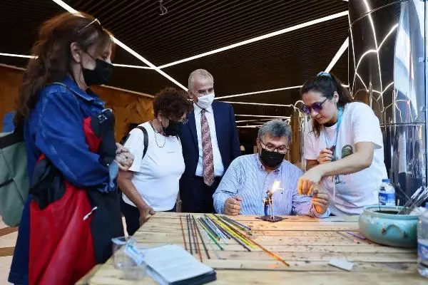 'Uluslararası Denizli Cam Bienali'nde cam giysi defilesine yoğun ilgi