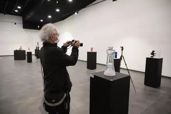 'Uluslararası Denizli Cam Bienali'nde cam giysi defilesine yoğun ilgi