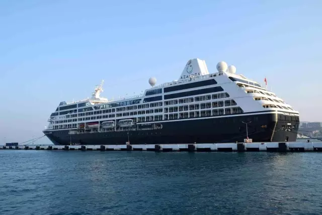 Zenginler Gemisi' Azamara Journey Kuşadası'nda