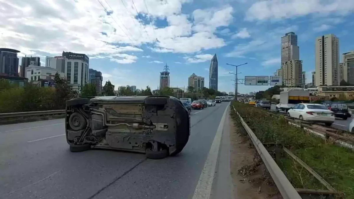 Son dakika haberi... Ataşehir'de 3 aracın karıştığı zincirleme kazada 2 yaralı