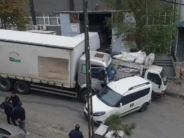 BAĞCILAR'DA FRENİ BOŞALAN KAMYONU TUTARAK DURDURMAYA ÇALIŞINCA AYAKLARI EZİLDİ