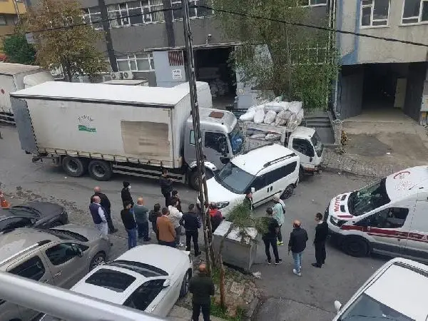 BAĞCILAR'DA FRENİ BOŞALAN KAMYONU TUTARAK DURDURMAYA ÇALIŞINCA AYAKLARI EZİLDİ