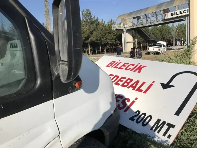 Bilecik'te çarpışan iki aracın sürücüleri yaralandı
