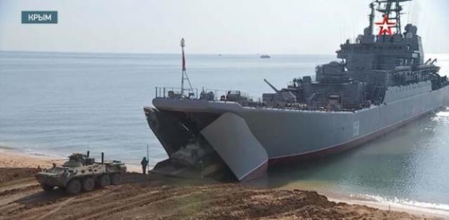 Rusya, Kırım'da onlarca gemi ve jetle gövde gösterisi yaptı! Resmi televizyon dev tatbikatı canlı olarak yayınladı
