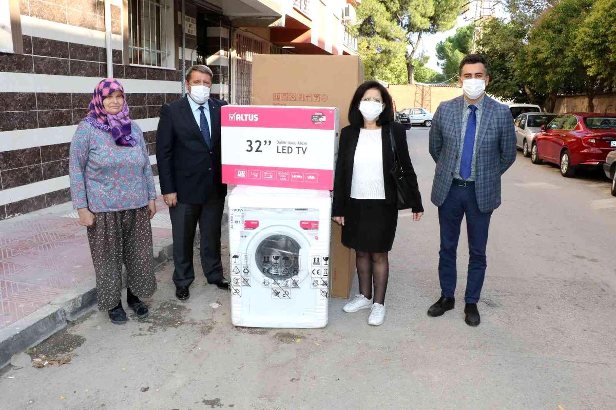Evi yanan aileye eşya desteği