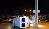 6 kişinin yaralandığı kazada devrilen minibüsün sürücüsü arka camı kırarak olay yerinden kaçtı