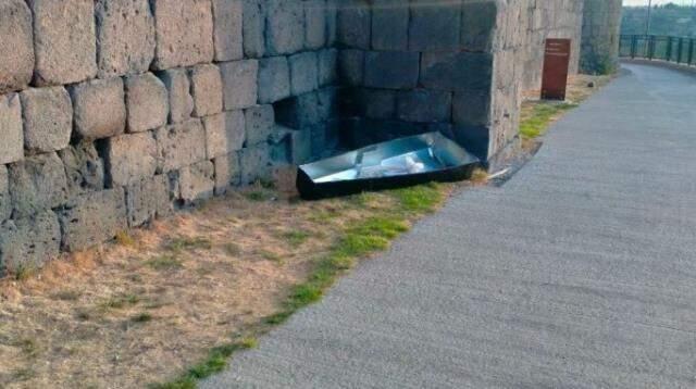 Diyarbakır'daki 'Hafıza Odası' sergisinde protesto! Tabutları surlardan aşağıya attılar