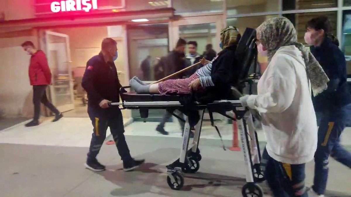 Hastaneye yatmak istemeyen yaşlı kadın, bıçak çekip çocuklarını rehin aldı