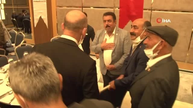 İçişleri Bakanı Soylu, Diyarbakır'da muhtarlarla bir ortaya geldi