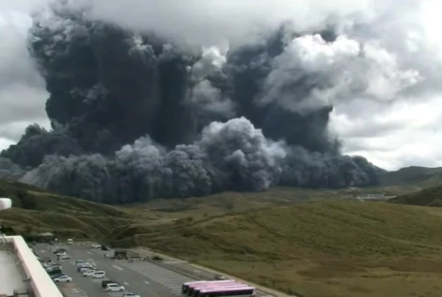 Yanardağ patlamaya başladı! Bölgede kırmızı alarm verildi, lavlar binaları tehdit ediyor