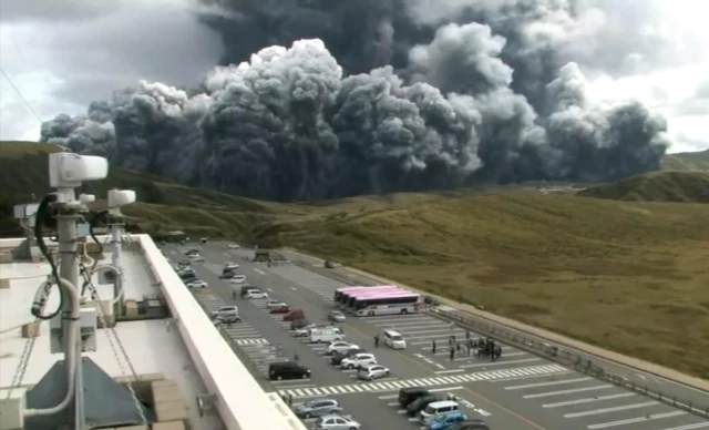 japonya da volkanik hareketlilik alarmi aso 2 14473274 o