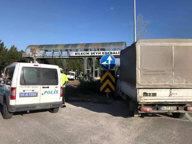 Bilecik'te çarpışan iki aracın sürücüleri yaralandı