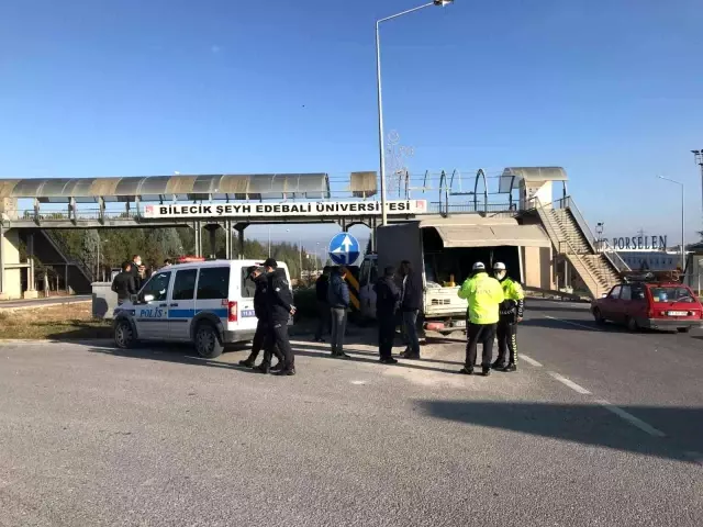 Bilecik'te çarpışan iki aracın sürücüleri yaralandı