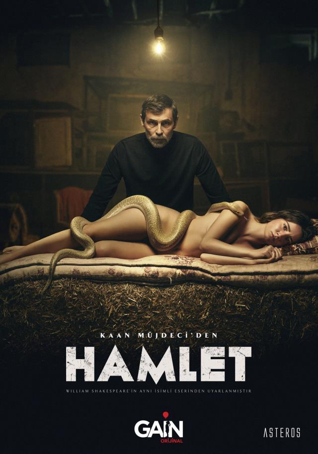 Hamlet dizisinin afişine sansür! Çıplak poz veren Elit İşcan'ın sokak afişlerinde üstüne örtü eklendi