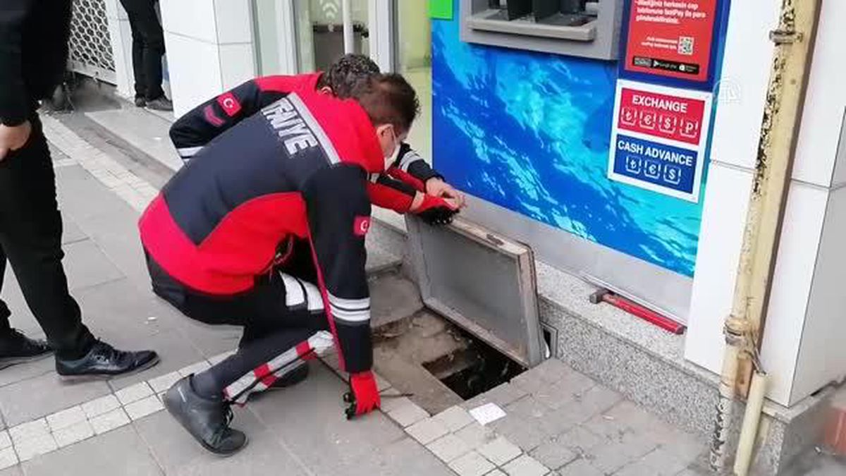 Mermer basamağın altında mahsur kalan kediyi itfaiye kurtardı