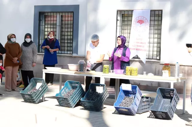 Osmaniye'de kadınlara zeytin ve turşu yapımı konusunda eğitim verildi